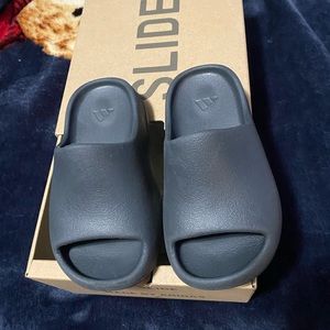 Adidas Yeezy Slide kids size 11K onyx slides unisex